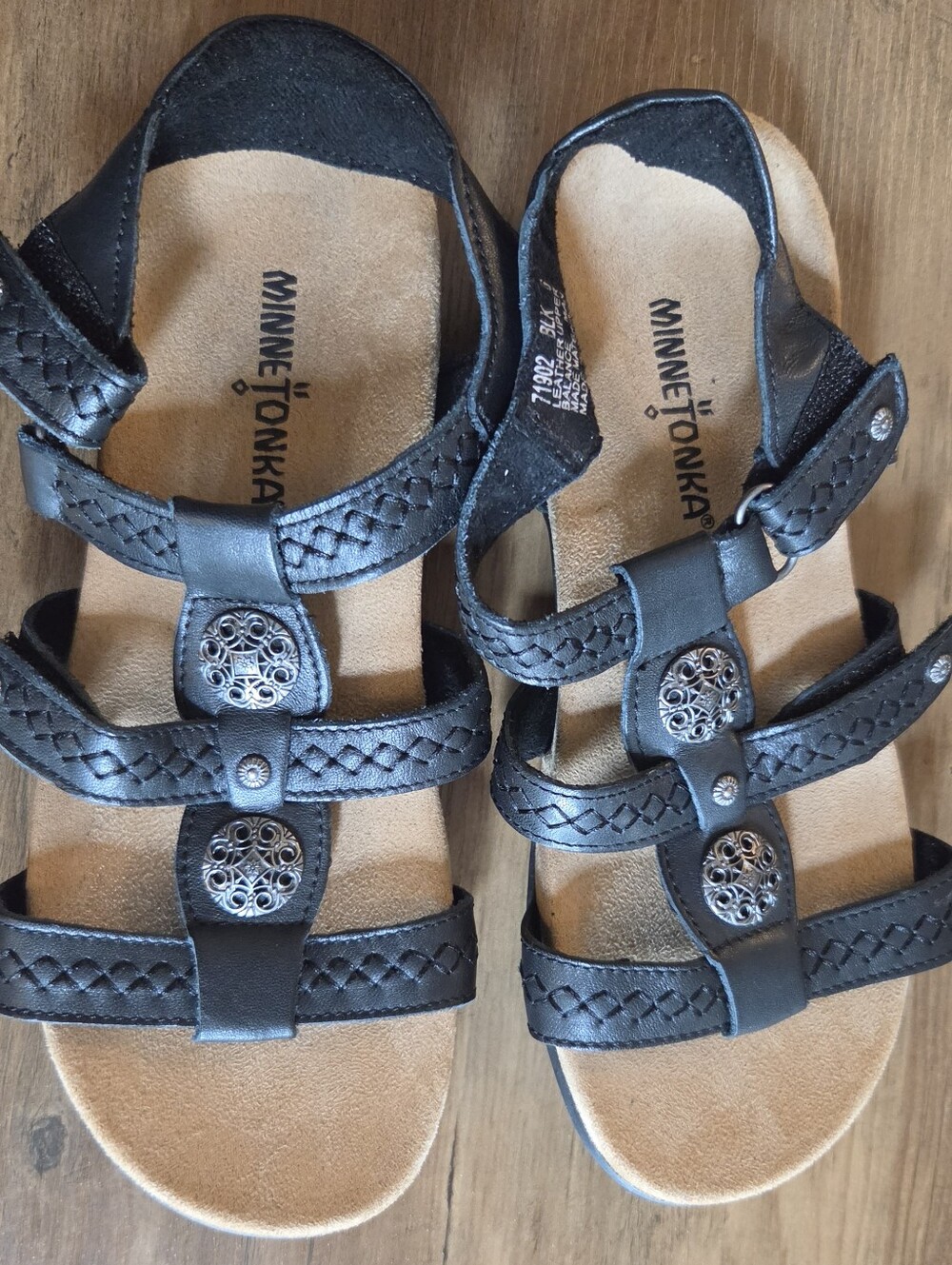 Minnetonka Women's Black Leather Meryl Sandal in Black Size 6
